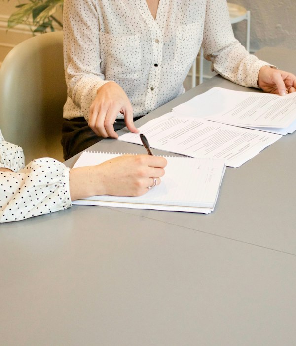 Unterlagen werden gemeinsam unterschrieben
